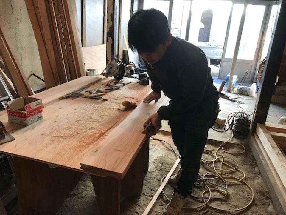 杉板の床材施工中