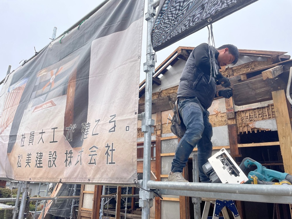 既設の桁に継手加工中