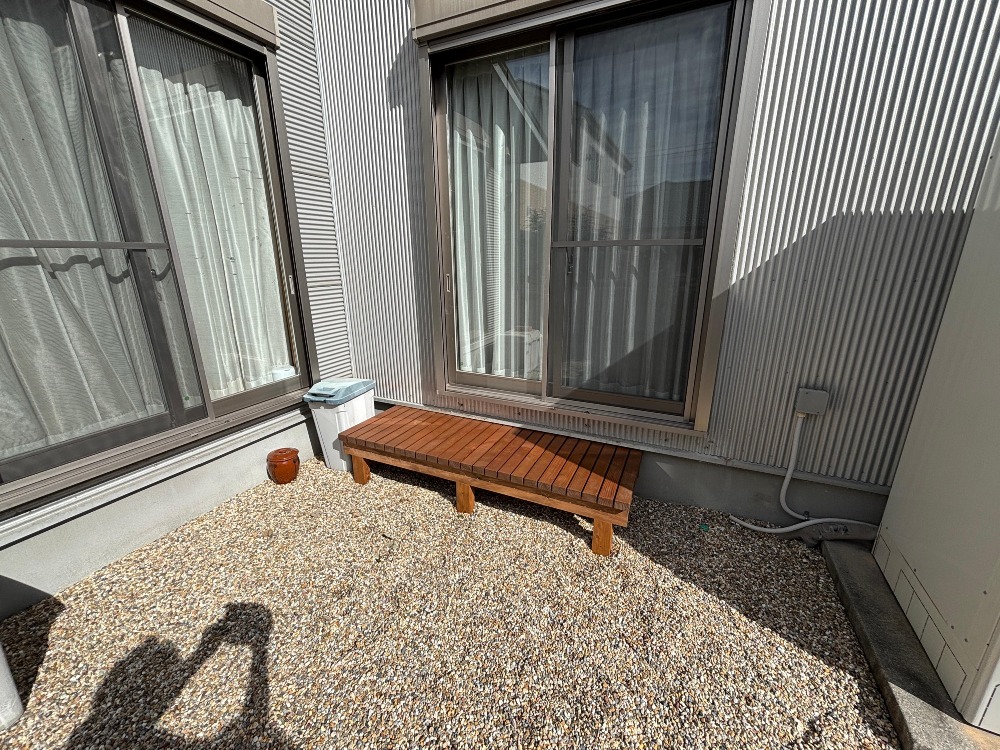 工場で再利用材から製作した濡れ縁