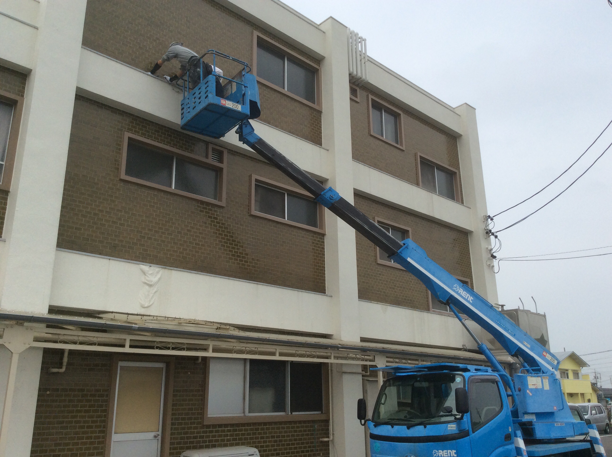 稲沢の花井医院様で塗装のチェックをしています！