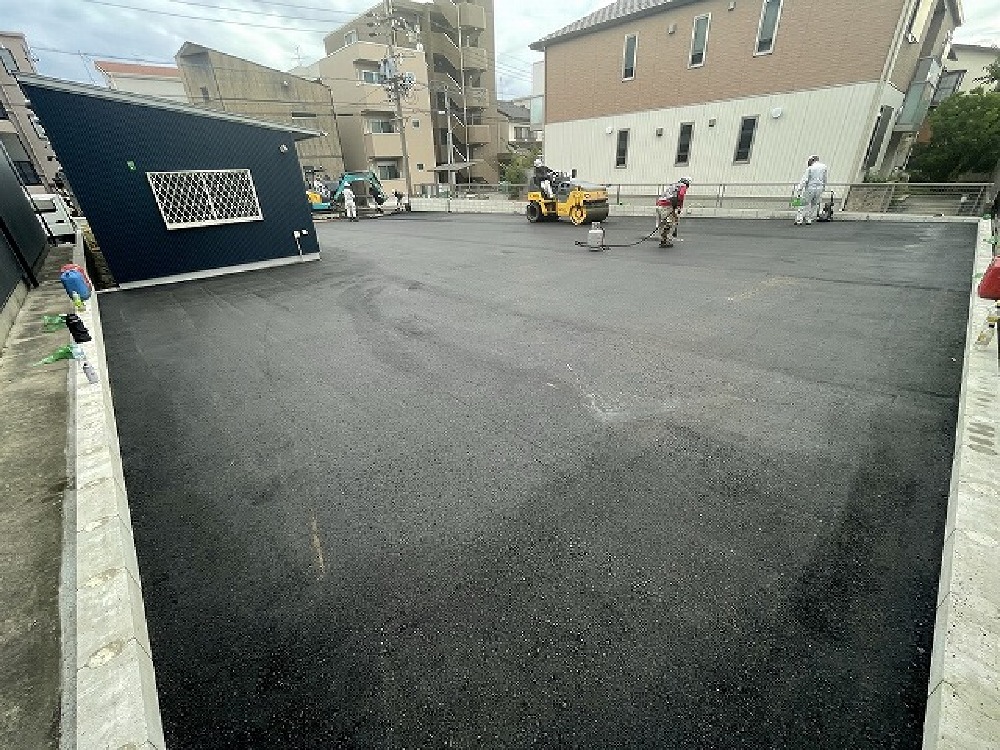 今日は駐車場のアスファルト舗装日です。 敷設は1日で無事完了しました。  後はライン引きです（白井）