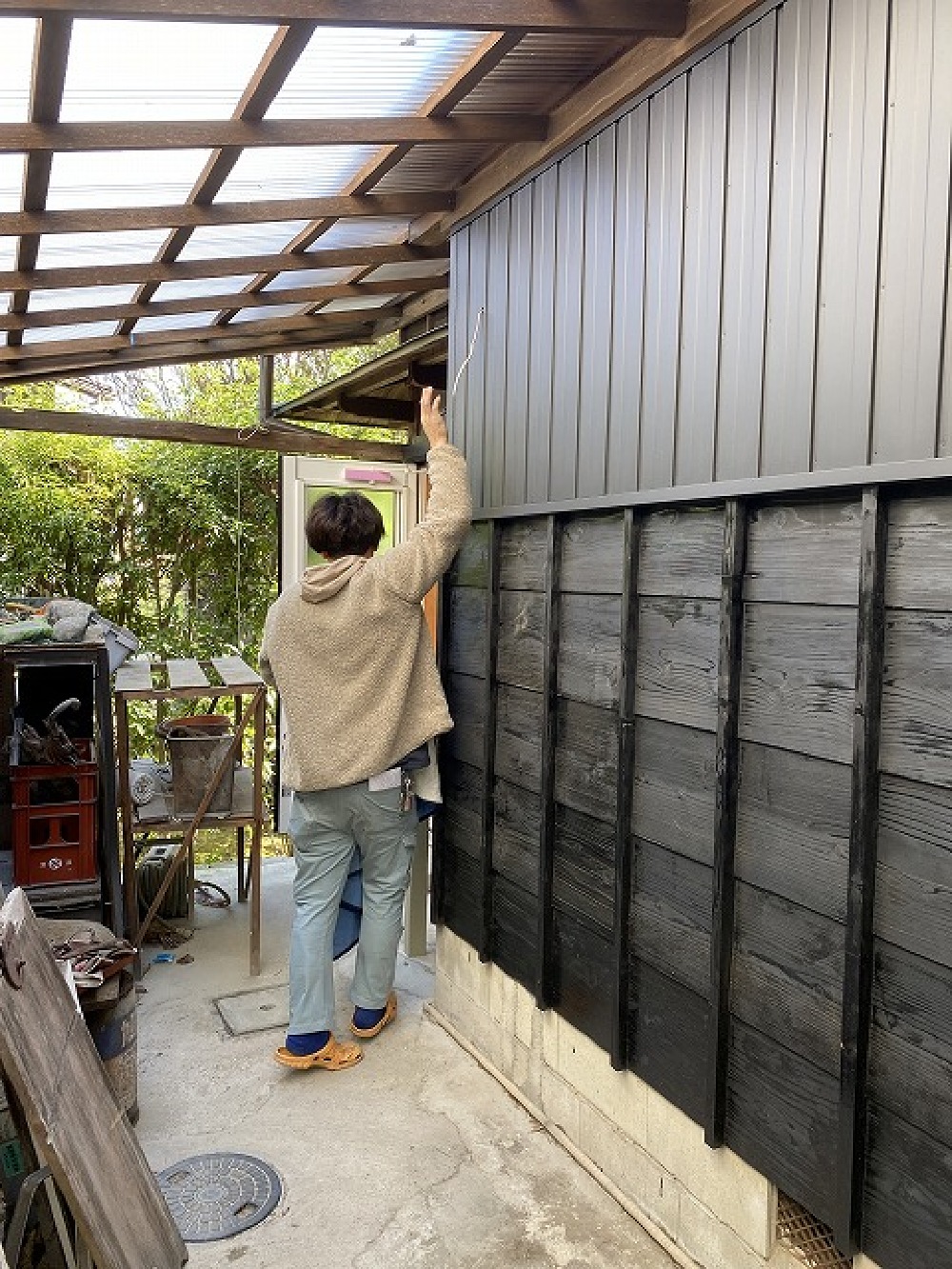 新婚の電気屋マサ君、器具付けに来ています