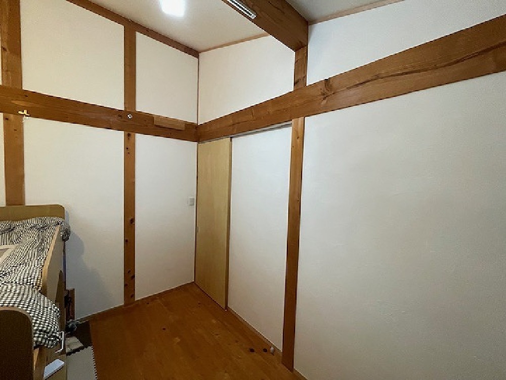 （緑区M様邸・間仕切り工事）子供部屋の間仕切り壁、完成し養生めくりを行いました（寺西）