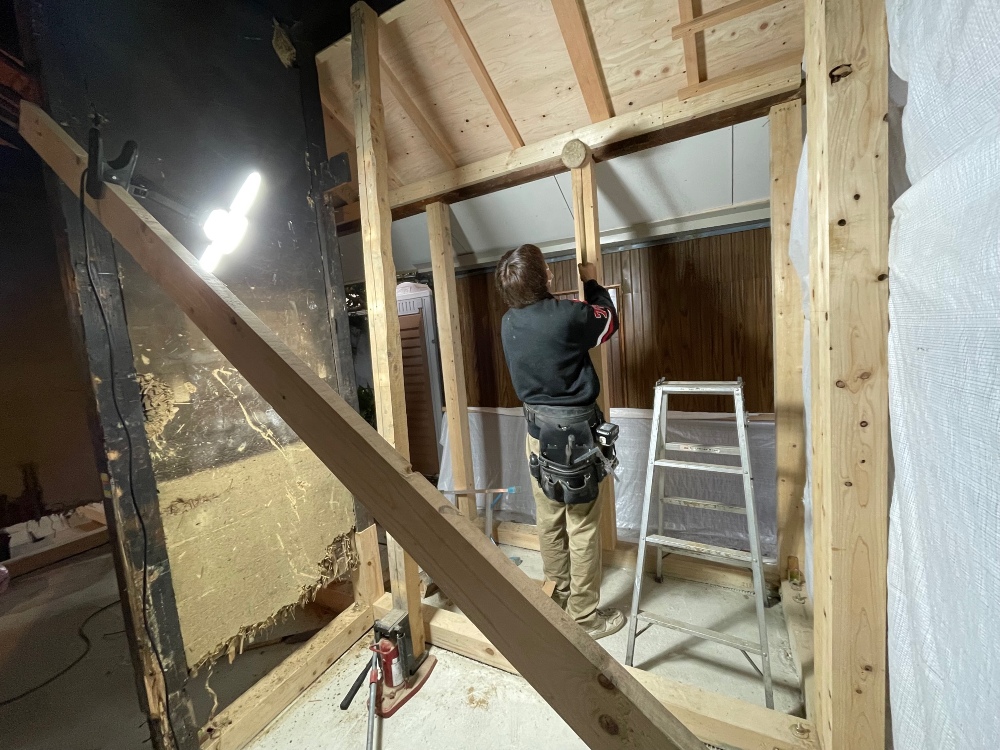 新設の桧柱を建て込んできます（寺西）