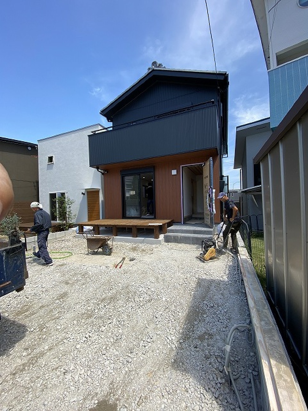 明日は車庫の土間コン打ちです。 灼熱の中、準備を進める増山さんです。