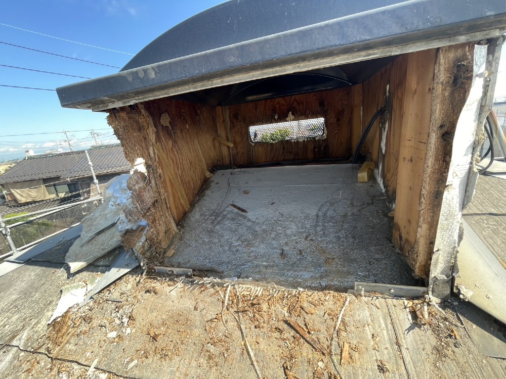 ボロボロだった換気小屋は撤去し、新しいカラーベストを貼り、換気棟を取り付けていきます