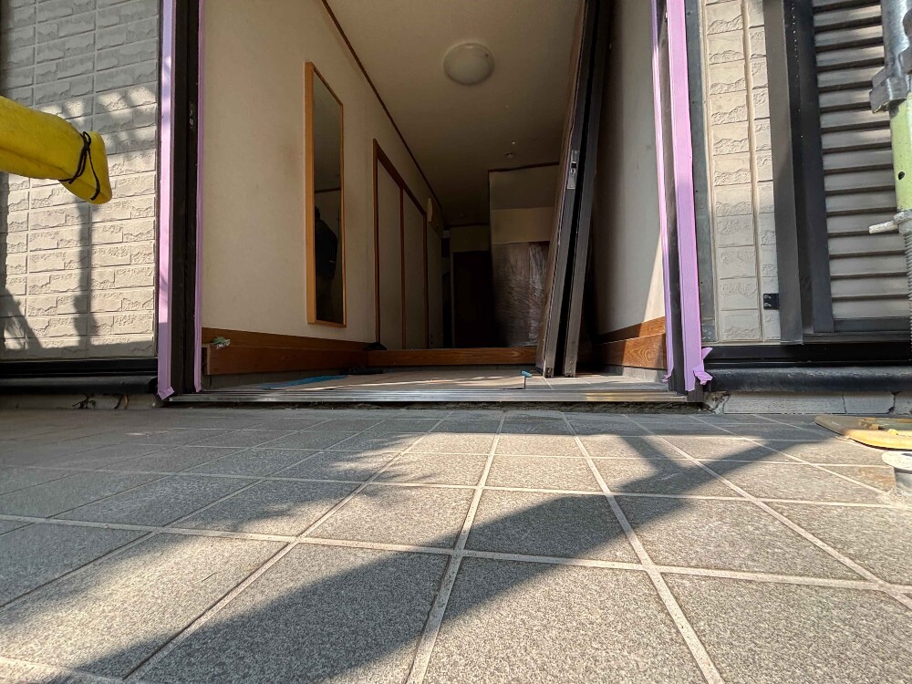 玄関サッシを開き戸から引戸に変更しました