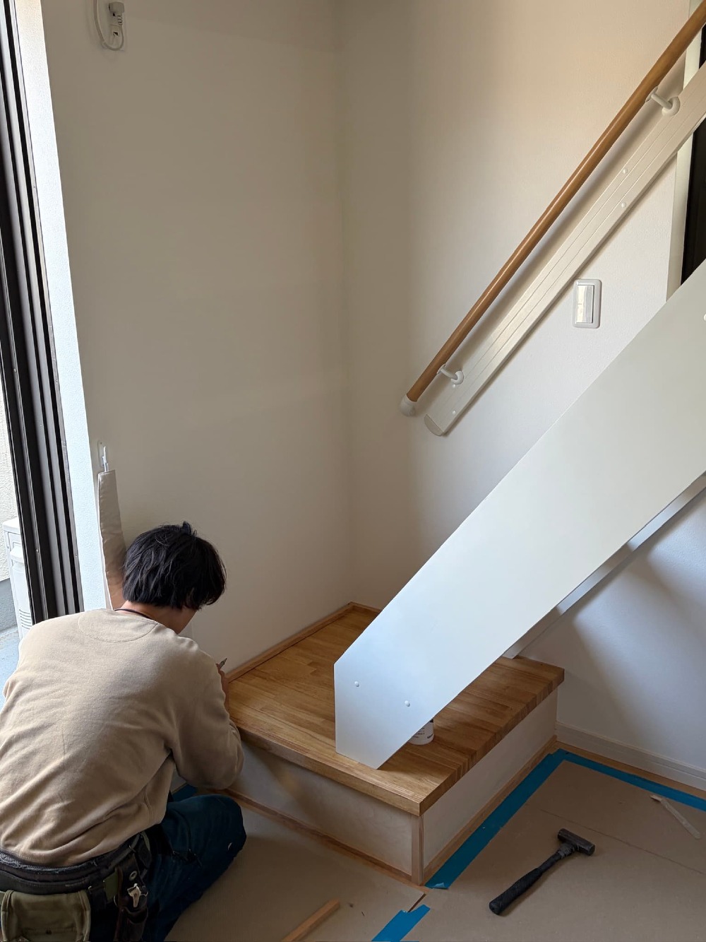 明るさを損なわないようストリップ階段を採用