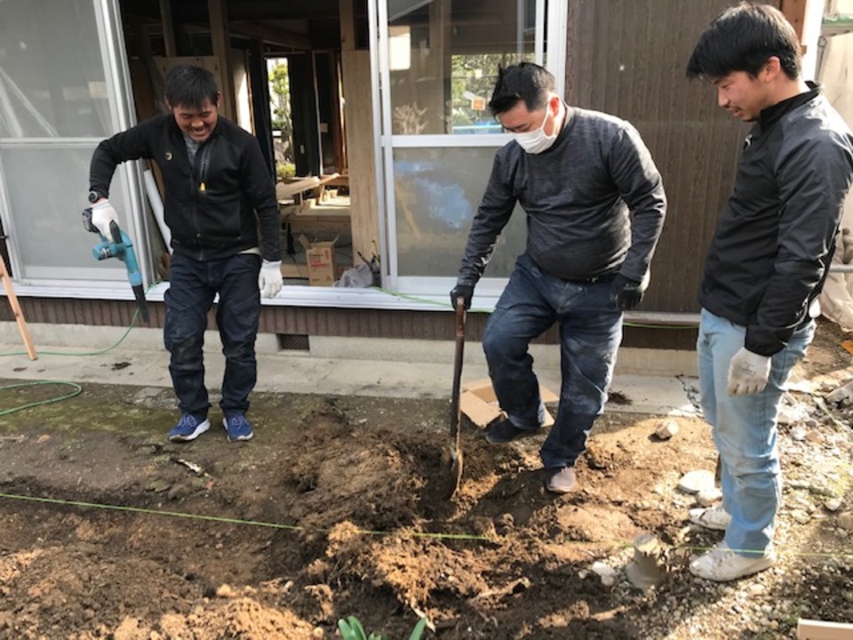 基礎工事着工です。木の根を撤去中（寺西）