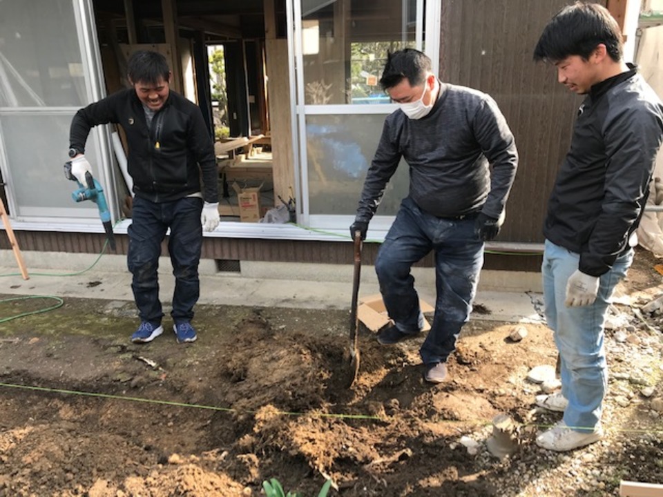 基礎工事着工です。木の根を撤去中（寺西）