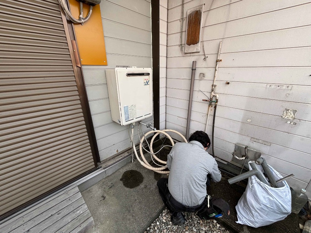 明日からの本格的な解体工事前に ガス管、給湯器、洗濯機等移設しました