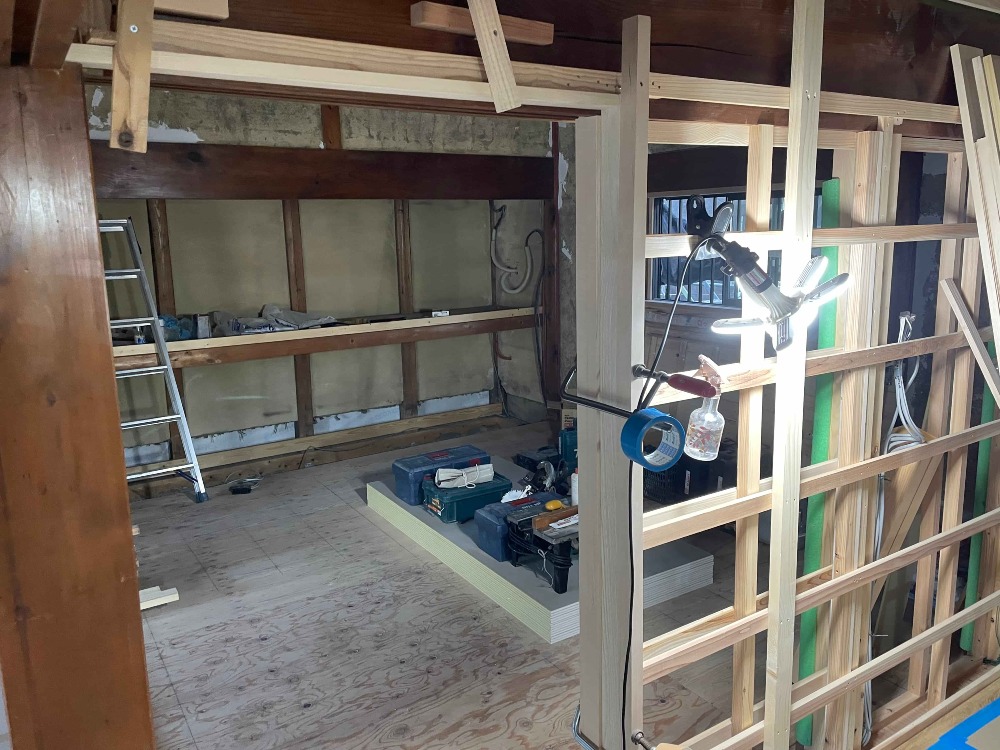 見切り材取付中