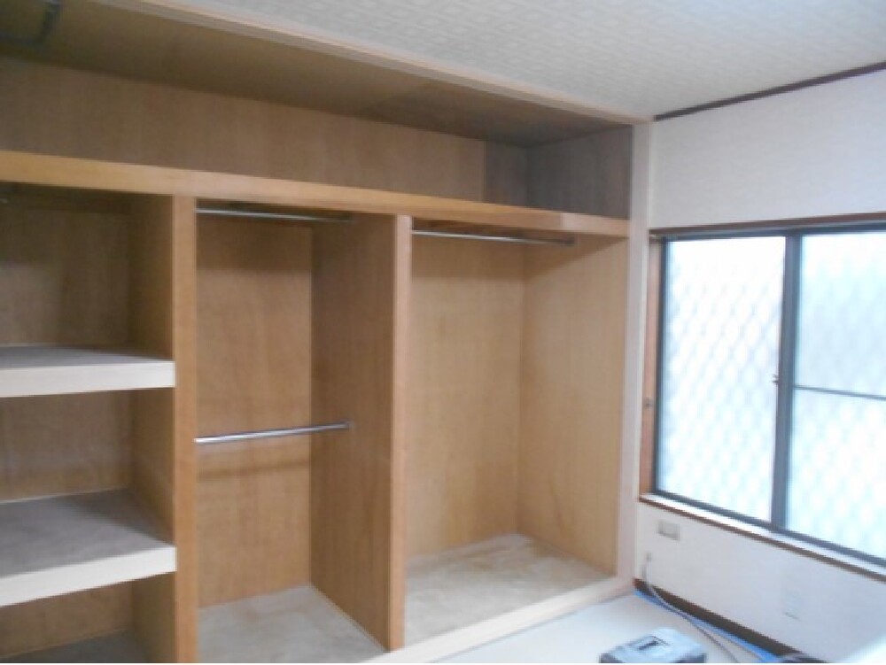 使い勝手の悪いクローゼットを改修中（西川）