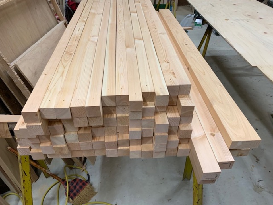 木製格子を作っています。