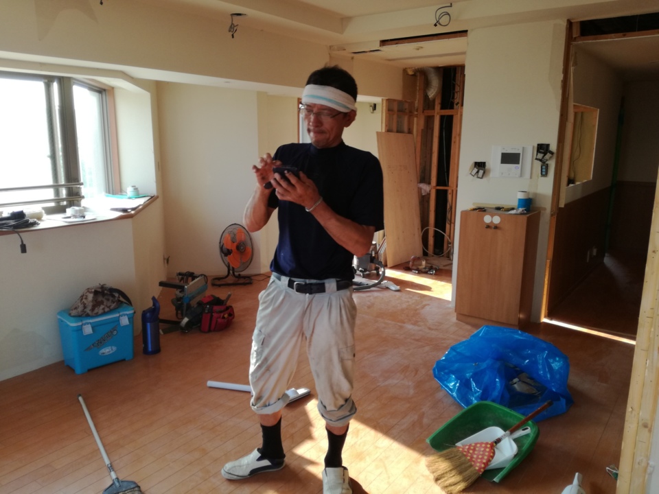 ズボンまで汗だくです。