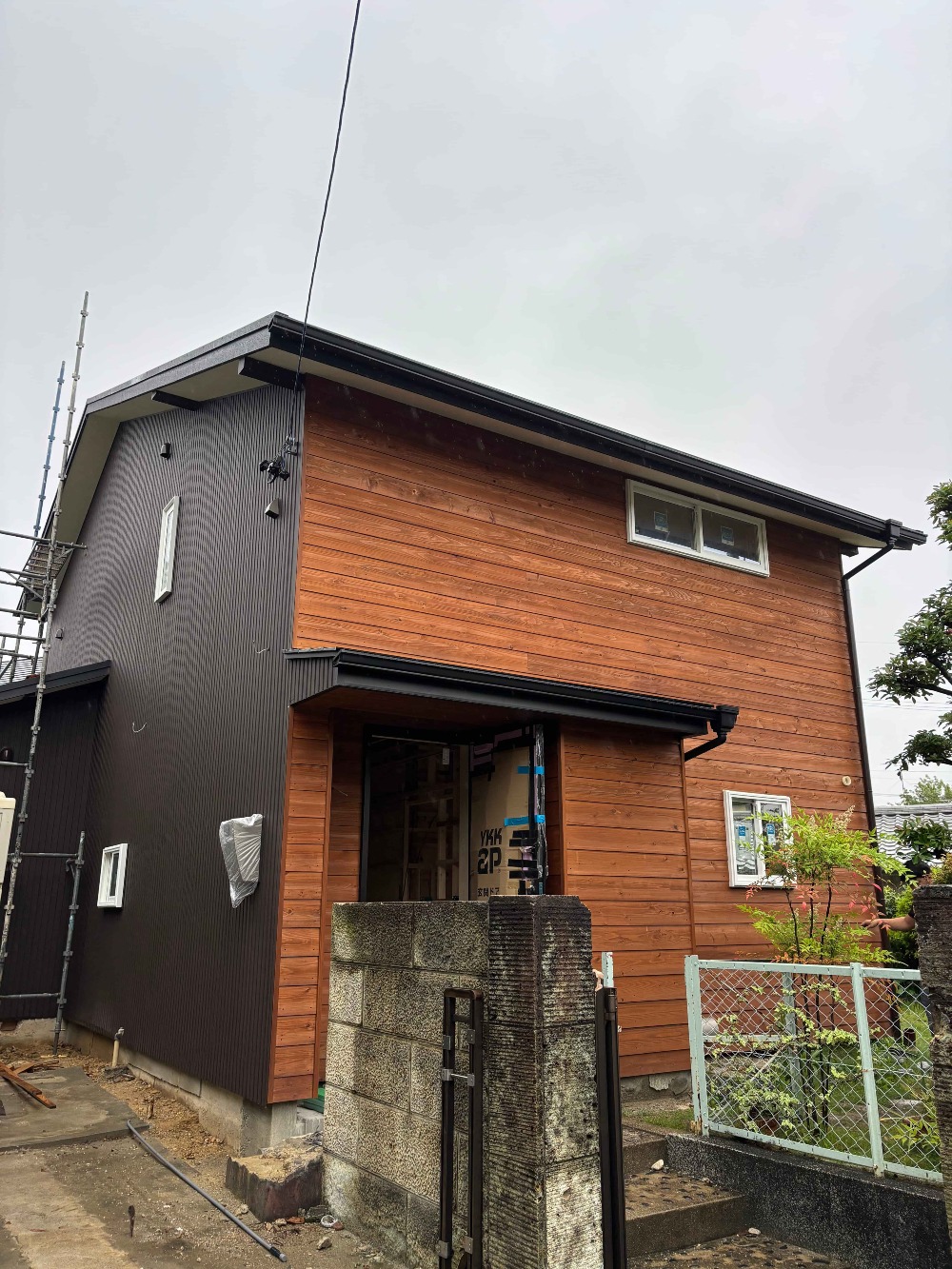 足場とシートの撤去作業が無事終了し、リニューアルされた外観がはっきりと確認できるようになりました。