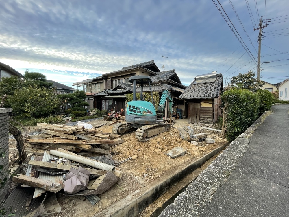 右に見える小屋をリノベしていきます
