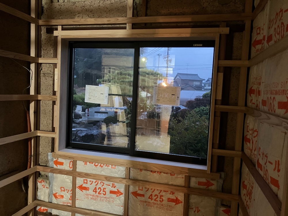 窓枠を取り付けました（山本）