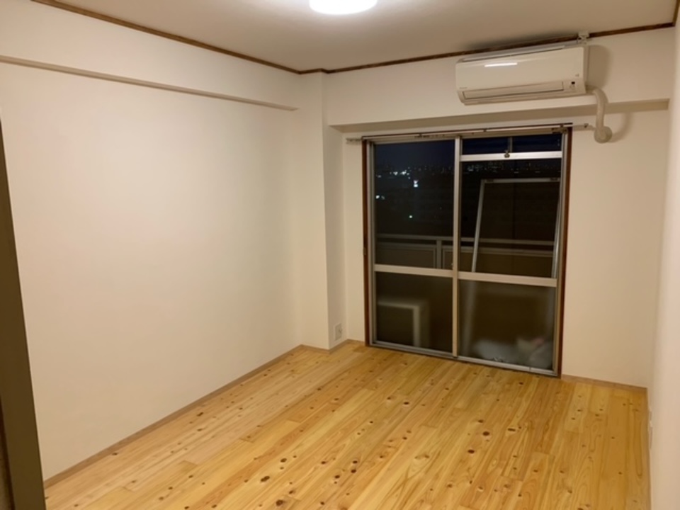 床は檜の無垢材を貼りました。いい香りです！
