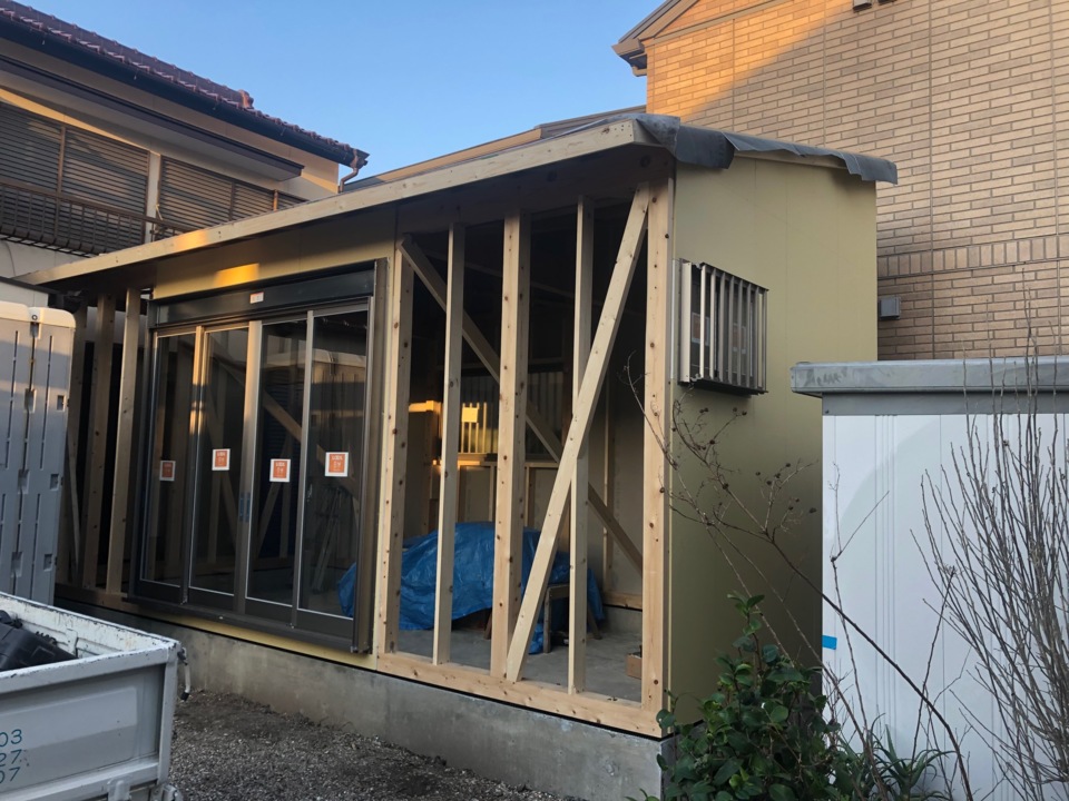 サッシもついて外部進行中です