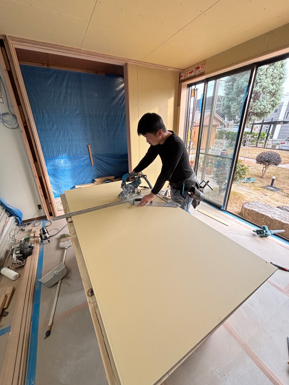 リビング部分の壁プラスターボード施工が完了。 続いて、耐震補強を行った廊下部分の壁を山ちゃんが仕上げていきます。  構造を固めた箇所から、順に下地を整えていきます（白井）