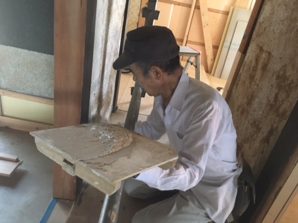 寺西です、引き続き下塗り中のなべさん。