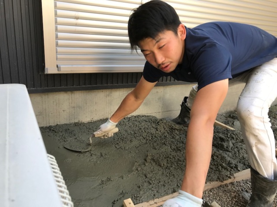 貴重な晴れ間に、犬走施工完了。