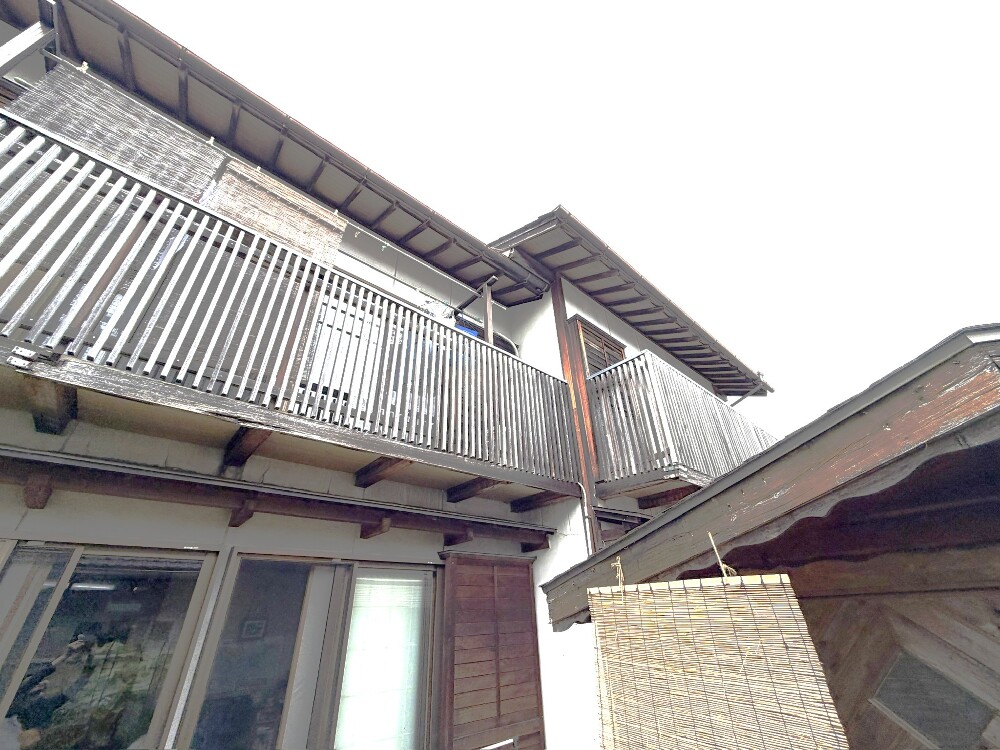老朽化で危険な木製バルコニー