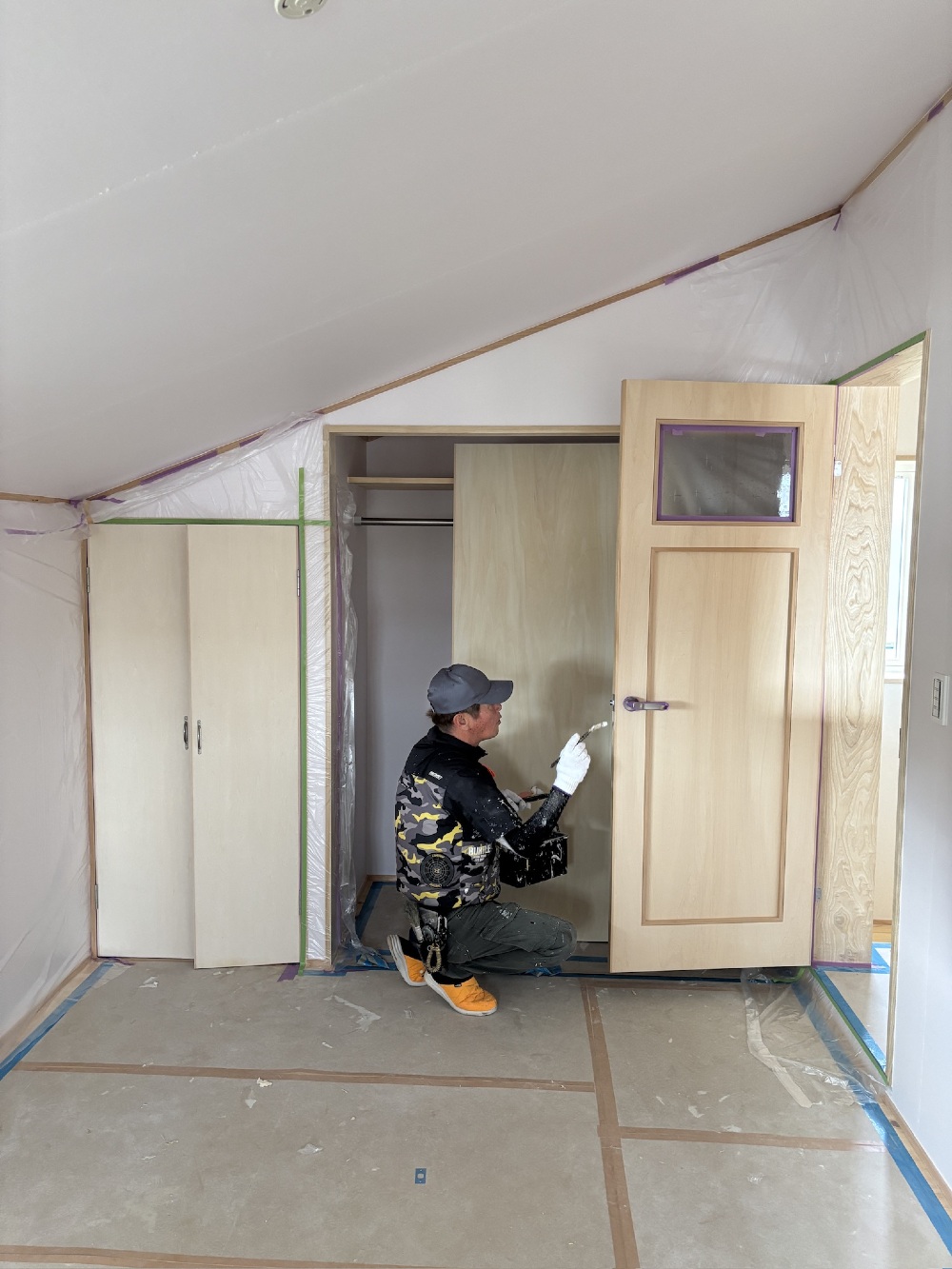 今日から建具の塗装に取り掛かっています 柿渋のホワイトを塗るカワワキさん