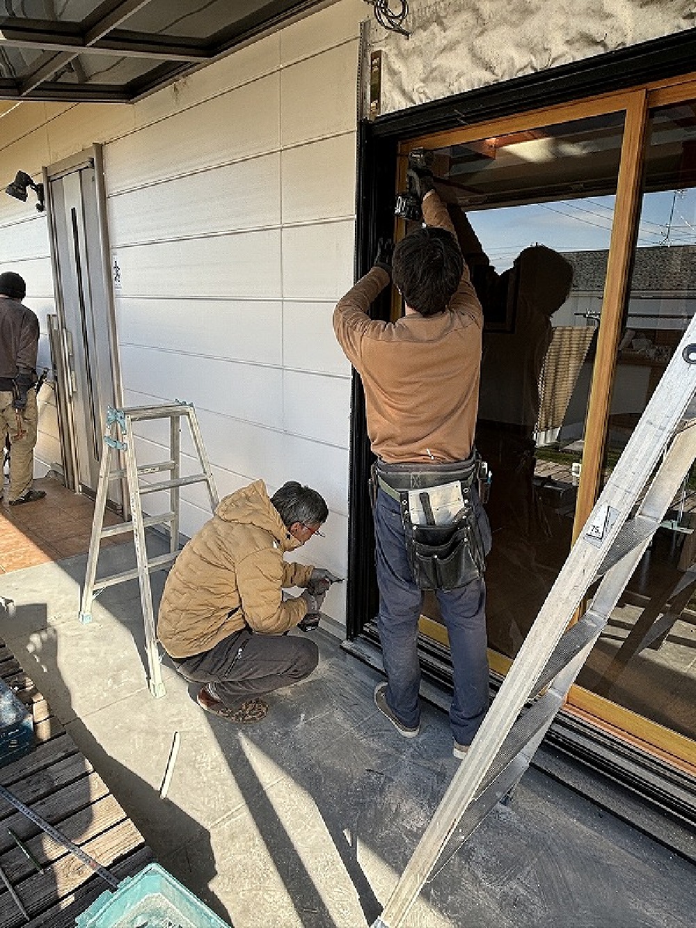 （事務所二階）サッシの取替工事をしています。 電気屋の門脇社長もお手伝い。