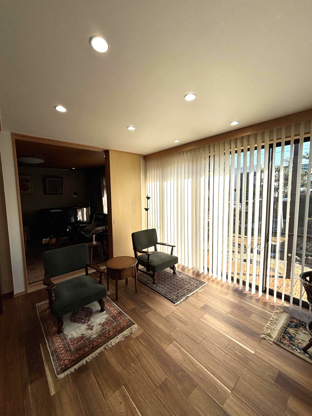 スッキリとした縦型ブラインドの取付けと家具の設置が完了し、 これにて今回の工事はすべて完了しました。