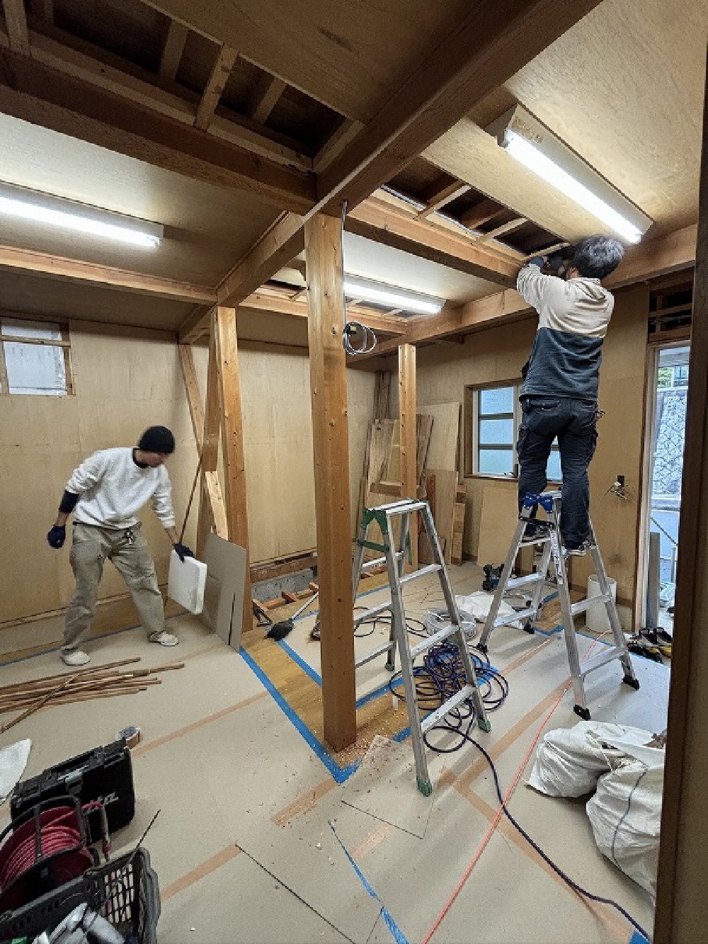 （天白区K様邸）今日から新しい現場が始まりました。 アトリエとして使われていた家に、キッチン・バスを増設して住まいにします。 まずは画材・絵画を移設し解体から 床を抜いて、ここにバスを設置します 配線に苦労するマサ君（白井）