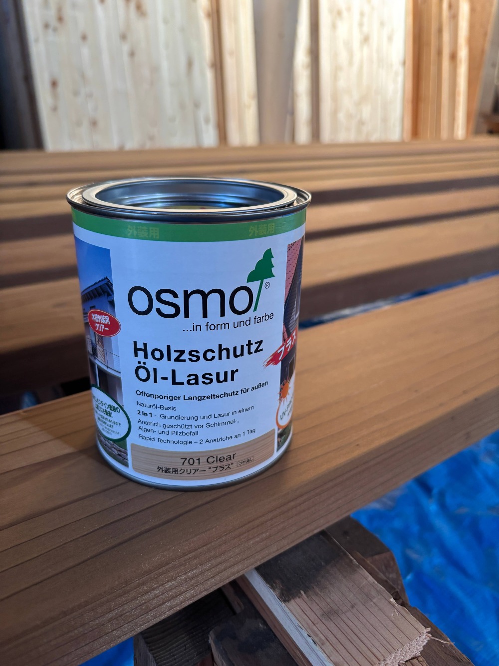 エステックウッドのデッキ材へ塗装作業を行っています。  仕上げはオスモ塗装を2回塗り。耐候性と木目の美しさを両立させます。