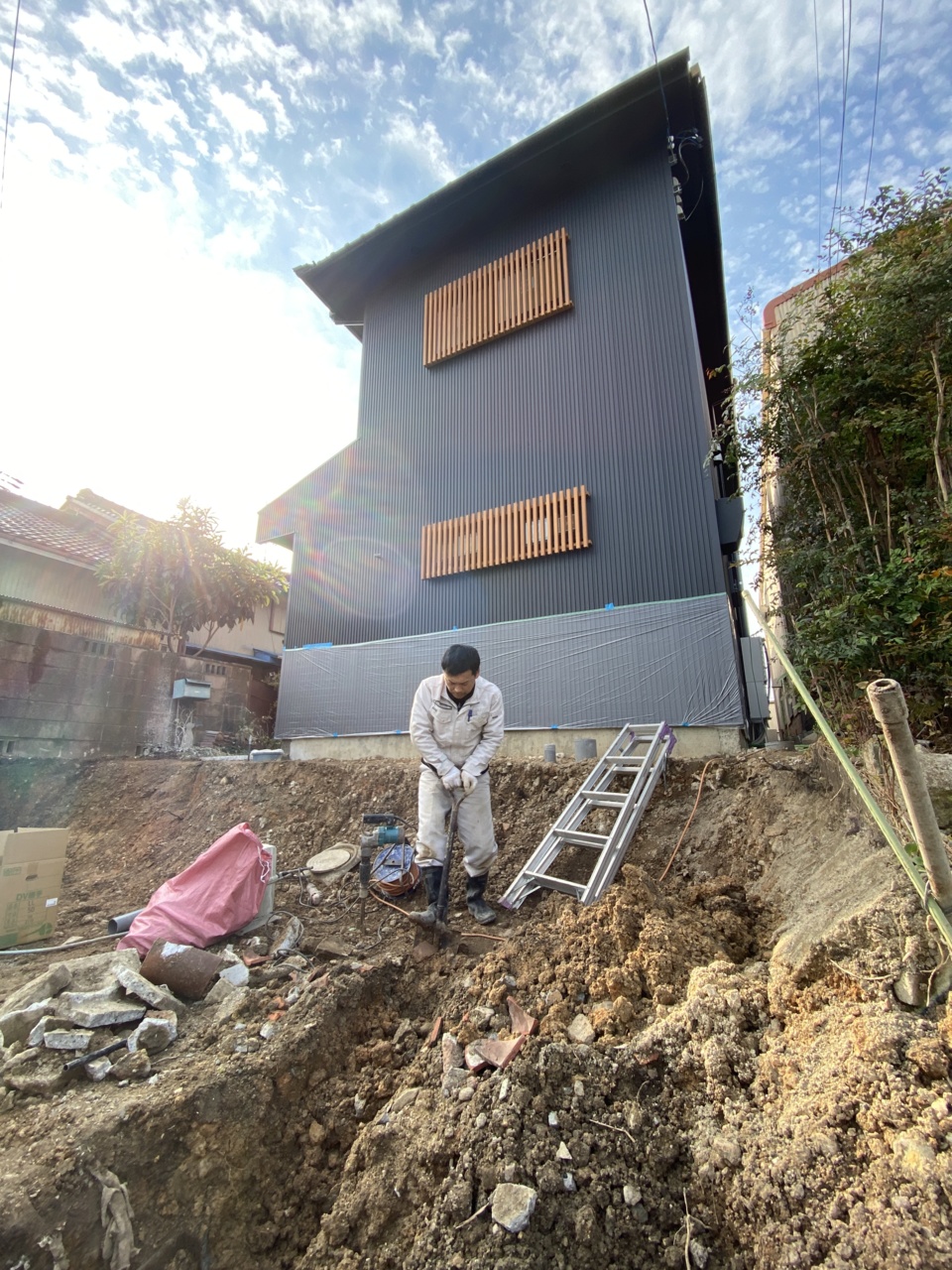 車庫の掘削が済み、水道屋さんの工事が始まりました