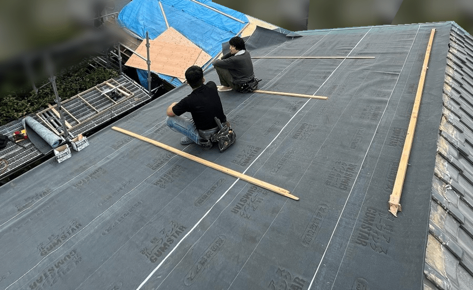 やっと屋根らしくなった気がします。 今日は3人だったので、動きがスムーズでした（三浦）