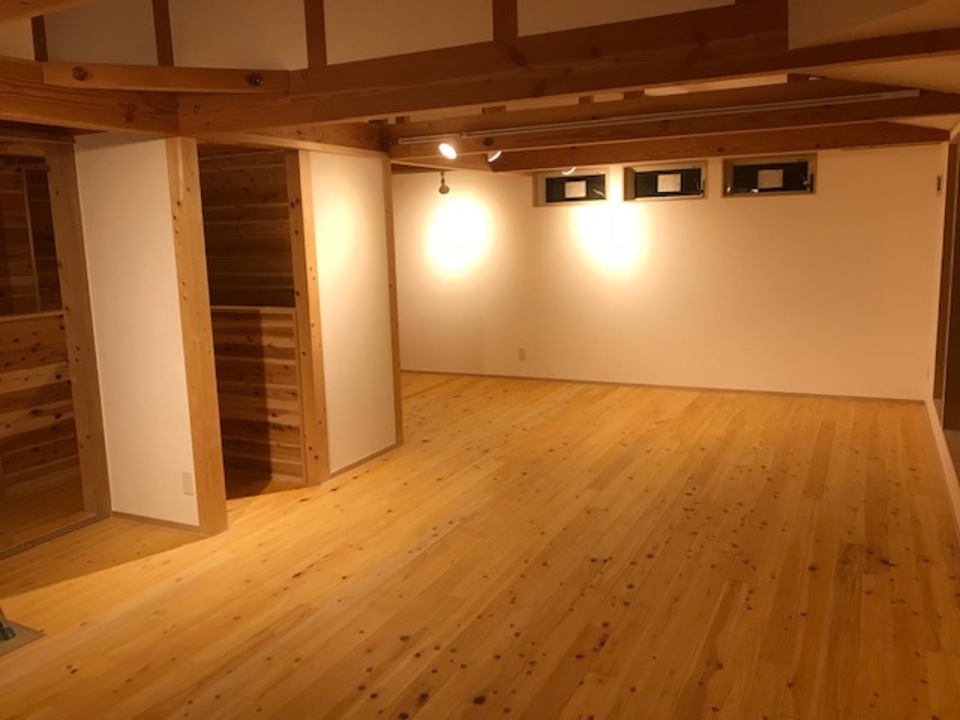 白井です、とりあえず2階の床養生をめくりました。