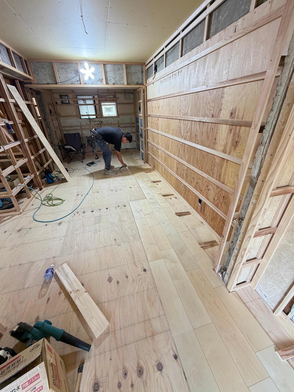 床材の施工を進めています