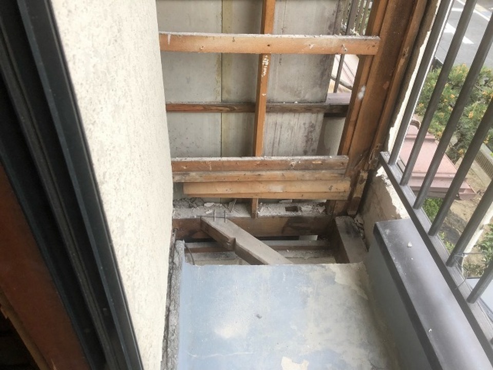 （天白区・T様邸）新設する梁、柱に絡む箇所の解体をしました 写真はバルコニー部の解体です（山本）