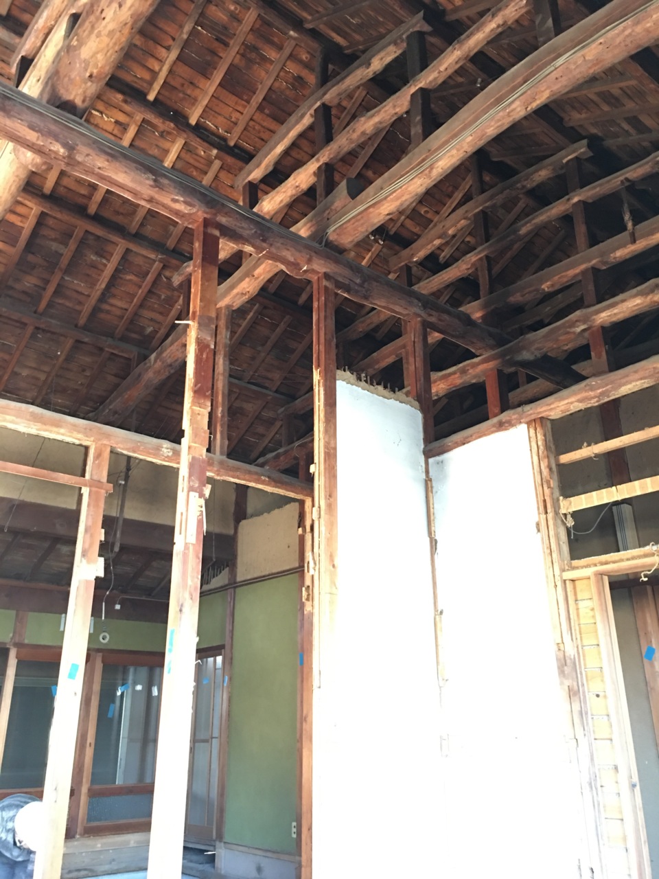 内部もいい小屋組が出てきています！