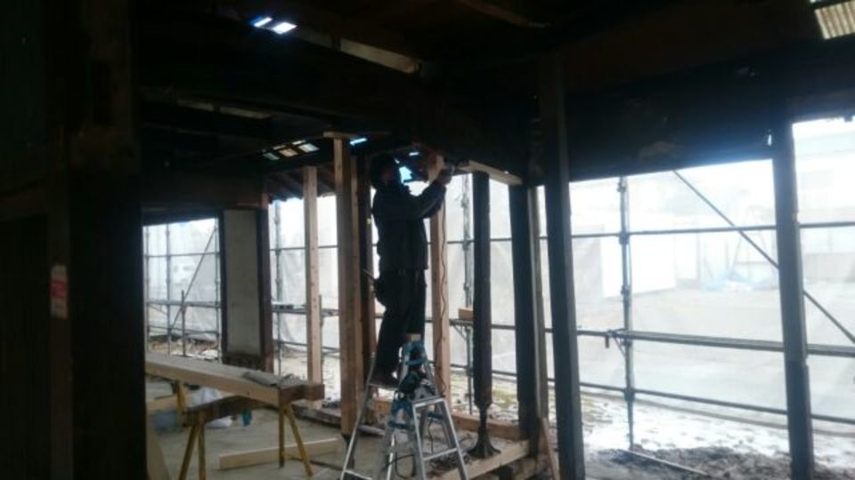補強用の柱を建てるあらちゃんです、。