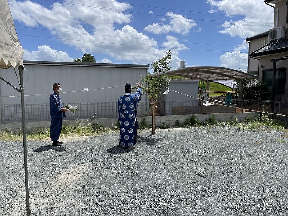 かなりの強風で、テントが心配でしたが 無事に倉庫新築の地鎮祭が執り行われました（白井）