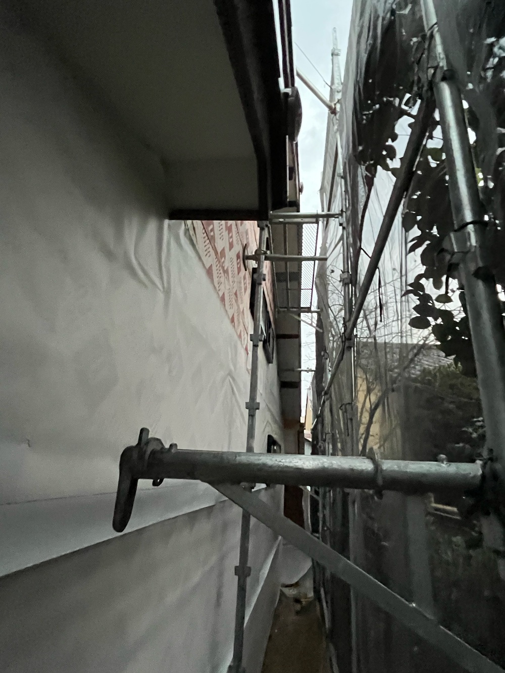 外壁下地施工がほぼ終わりました（三浦）
