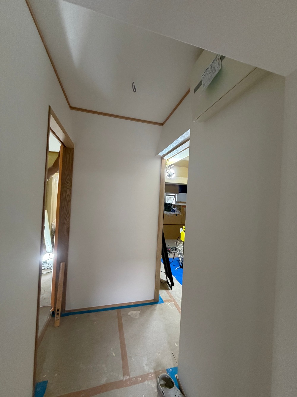 クロス工事が進んでいます。