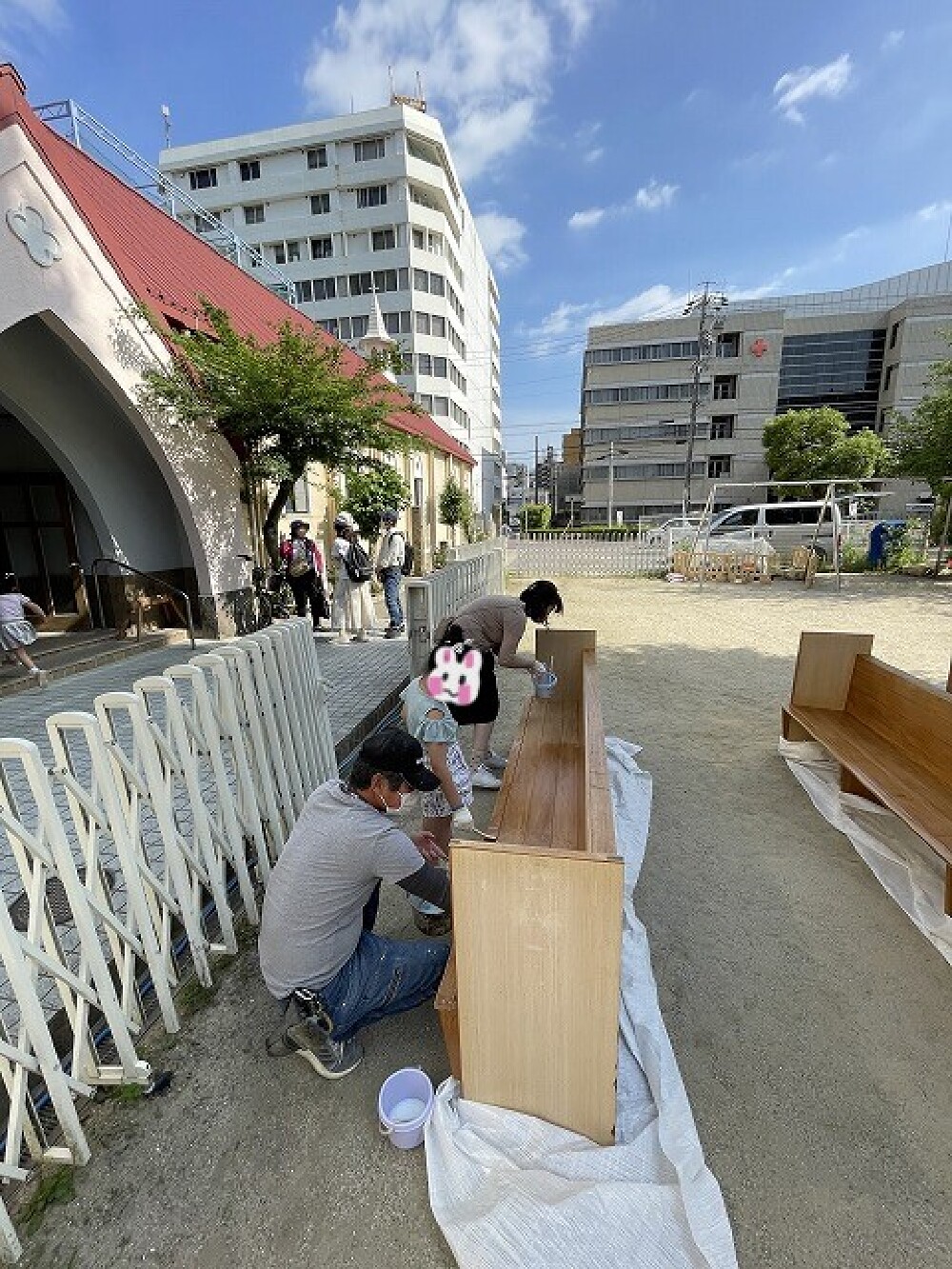 「塗装ワークショップ」快調です！天気もいいので外に移動して青空の元、みんなで楽しむワークショップ 沢山のご来場ありがとうございました（白井）