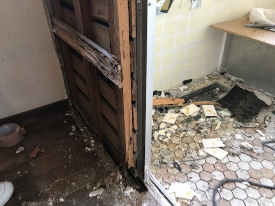 I様邸・在来の風呂解体中。白蟻の被害が多数見られます（寺西）
