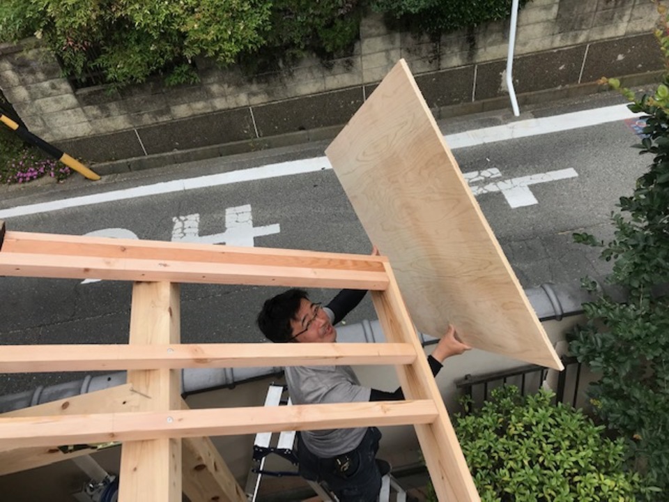 寺西です。北野瓦店さんが建て方の応援してくれました。