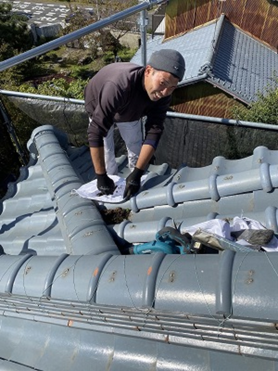 屋根上のハクビシンの糞の片付けで、嫌な顔一つもせずに片付けてくれるムラちゃん