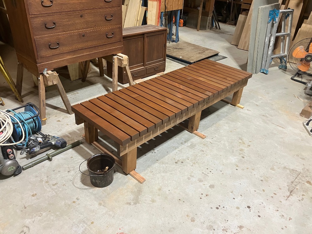 吹抜のスノコだった材料を利用して濡れ縁を作りました