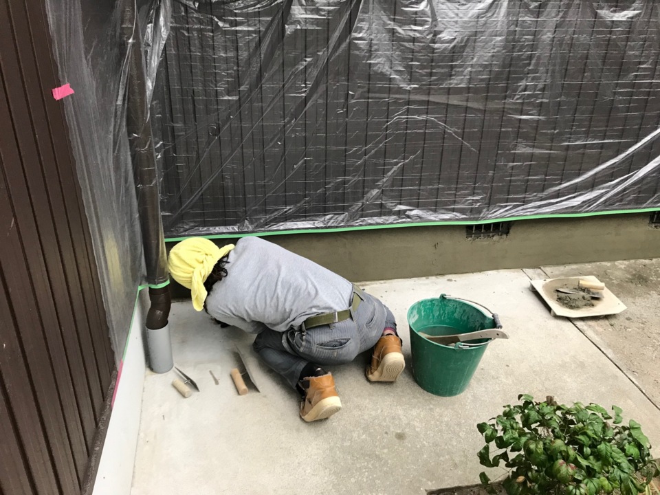 ＦＲＰグリット補強を行っています。ERモルタルを仕上げる左官屋のおのちゃんです。