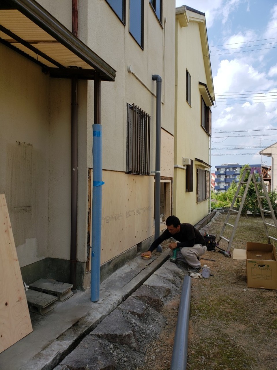 水道屋さんが二階のトイレ配管の変更に来てくれました。